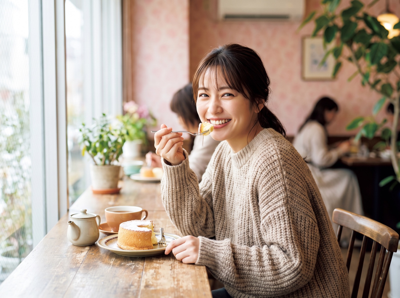 nannaのシフォンケーキを笑顔で楽しむお客様